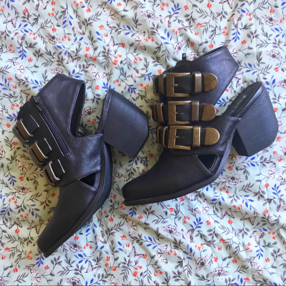 Antiqued Brass Buckle Pointed Toe Boots!